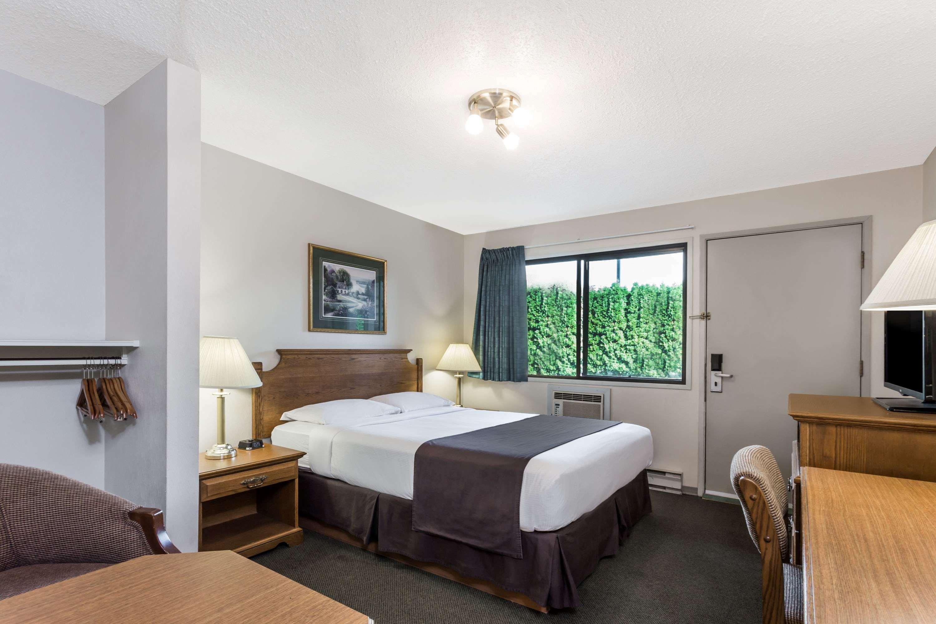 Super 8 By Wyndham Kelowna Bc Eksteriør bilde