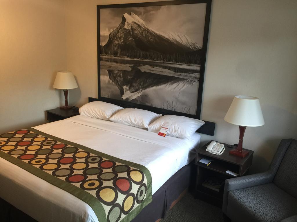 Super 8 By Wyndham Kelowna Bc Eksteriør bilde